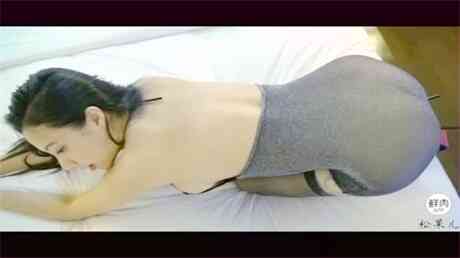 松果美模酥胸美腿浴室诱惑拍摄