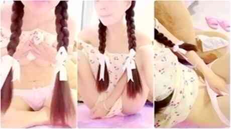 扎着两个麻花辫的萌妹子看着年龄不大漏逼秀逼逼很不错