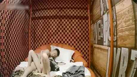 明星级性感女秘书与公司领导酒店偷情时被偷拍 两人尝试各种姿势屌超大