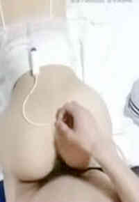 长屌男后入大白屁股苗条妹子，翘着屁股特写后入抽插菊花灌肠再爆菊，从下往上视角拍摄