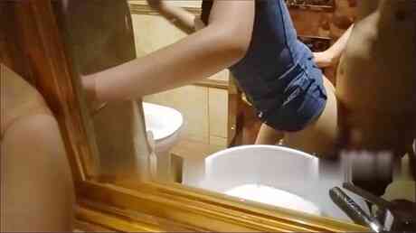 KTV包厢超性感的紧身短裙公主为赚取小费唱歌时故意脱掉内裤勾引顾客,被拉到洗手间掀开短裙狂操