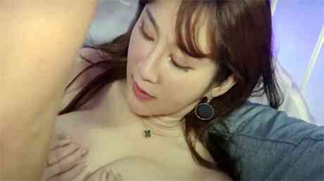 国产AV情景剧【巨乳白嫩NTR老婆跟小王激战竟打电话给老公娇喘给他听】