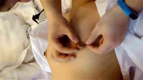 变态自拍大头针插乳头