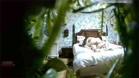 特色酒店偷拍年轻漂亮的小美女和聊了很久的微信网友酒店开房,男的鸡鸡又粗又长各种爆插,干完还问：累不累