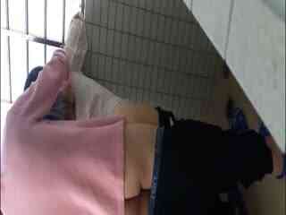 小少妇家中正在吃饭被我拉到阳台干一炮，大白天不方便衣服都没脱后入开草，看着外面好刺激.mov