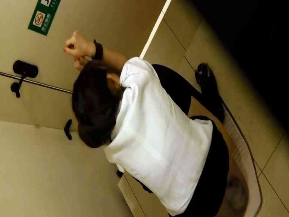 国内某高级商场女卫隔间多视角拍脸又拍下面好多年轻漂亮妹子入镜胆真大.mp4