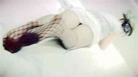 高级酒店搭讪95年白嫩性感大堂经理,操完一次妹子自己用道具玩,对着镜子又狠操一次