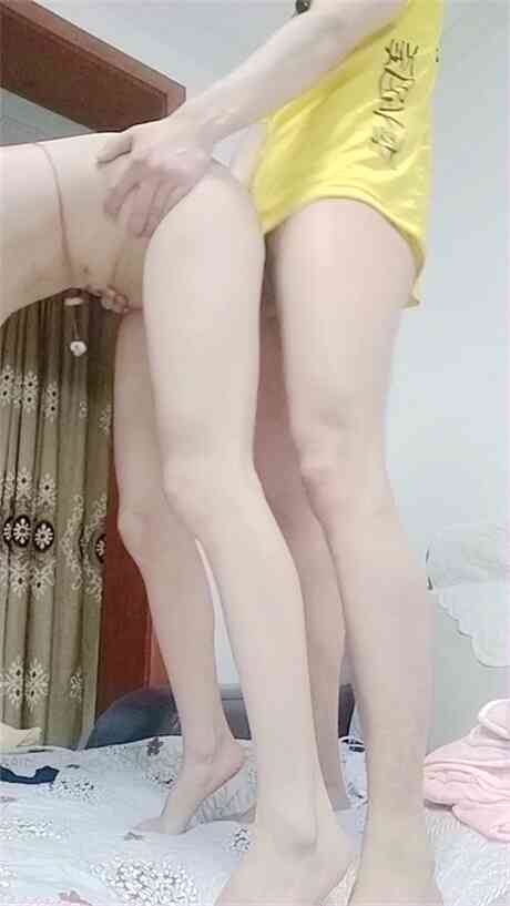 角色扮演送外卖的小哥被女主人拉进房间与其做爱直播