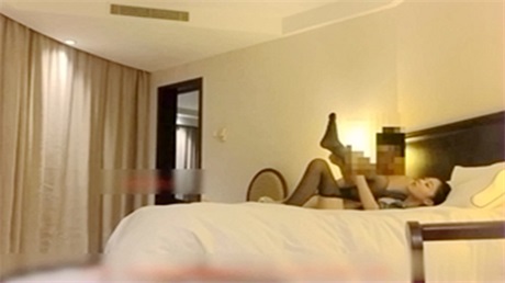 江苏商学院性感女神级美女买了个苹果7 plus手机才同意开房,刚进房间就被按在床上撕烂丝袜