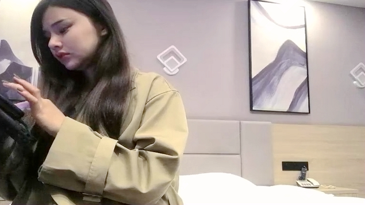 颜值不错甜美斑点裙妹子，口交舔弄抱着大力猛操呻吟娇喘诱人